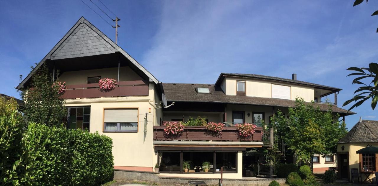 Pension Zum Golfstuebchen Echternacherbruck Exterior photo